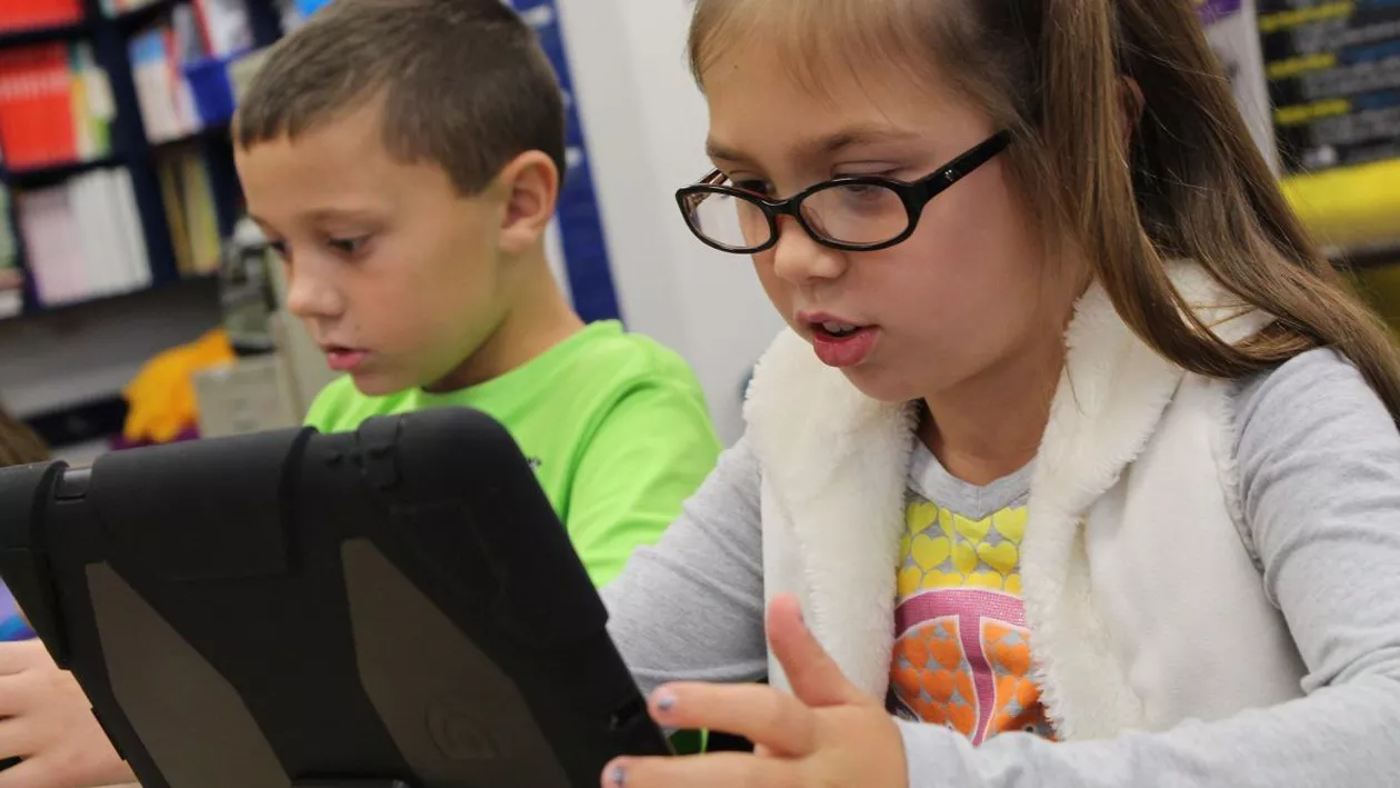 Președintele a promulgat legea privind achiziționarea tabletelor și a laptopurilor cu internet, pentru elevi