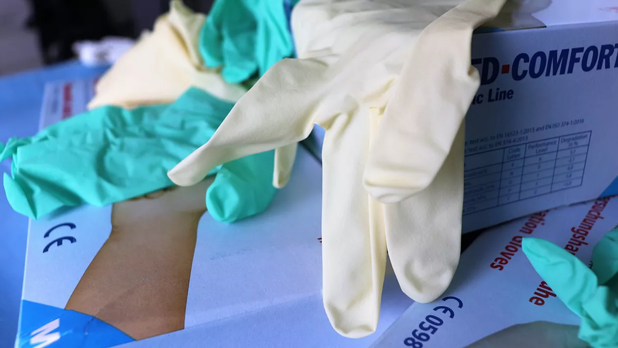 Deficit de mănuși de latex la nivel mondial, după ce mii de angajați ai celui mai mare producător s-au îmbolnăvit de COVID-19
