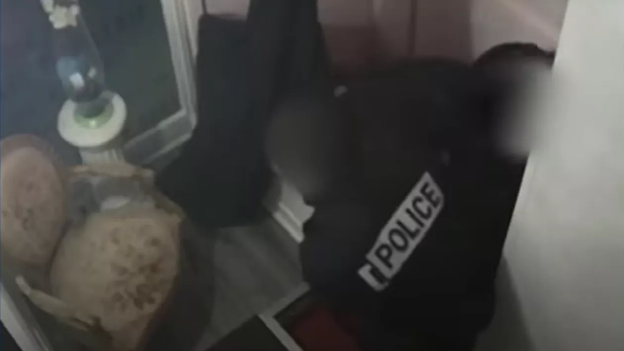 Un bărbat de culoare, bătut de trei polițiști în Paris / Emmanuel Macron: „Nu voi accepta niciodată violența gratuită” (VIDEO)