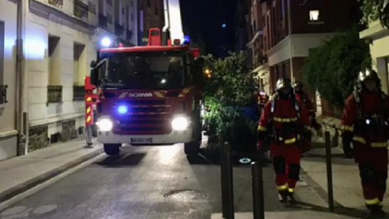 Incendiu puternic la un centru de migranţi din Paris. Opt persoane au fost rănite și câteva sute au fost evacuate