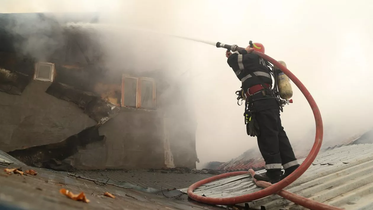 Incendiu puternic în Sectorul 3 al Capitalei. Patru imobile au fost afectate și trei persoane au avut nevoie de îngrijiri medicale