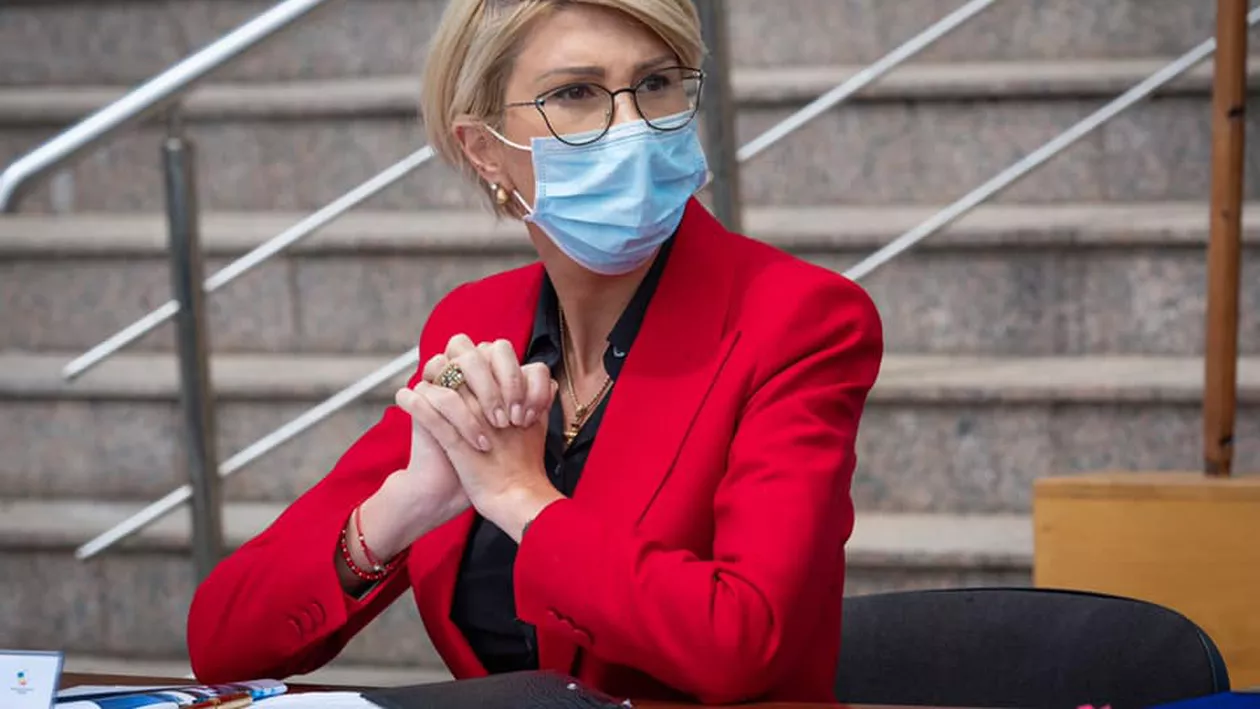 Raluca Turcan, în timpul vizitei la Antibiotice Iași: Există o mare resursă de dezvoltare prin finanţarea unor proiecte de cercetare ample, de dezvoltare a procedurilor inovative