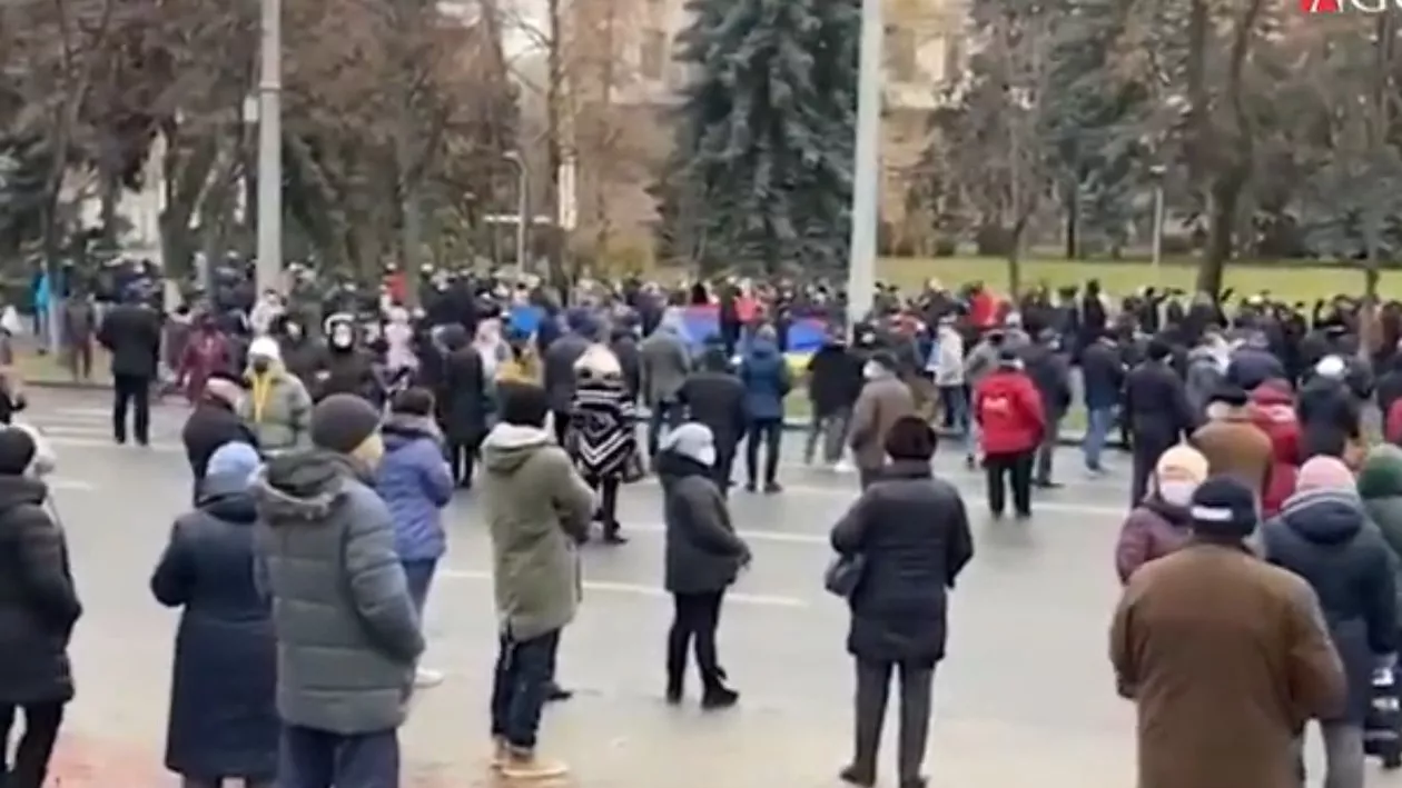 Protest în fața Parlamentului de la Chișinău, în timp ce socialiștii lui Dodon încearcă să limiteze atribuțiile președintelui ales, Maia Sandu