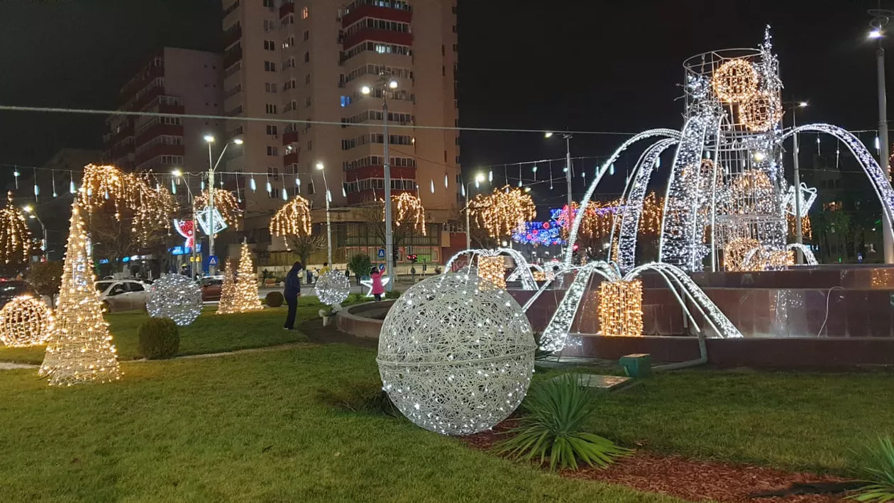 Atmosferă de sărbătoare în Capitală. În Sectorul 4 s-au aprins luminițele de Crăciun