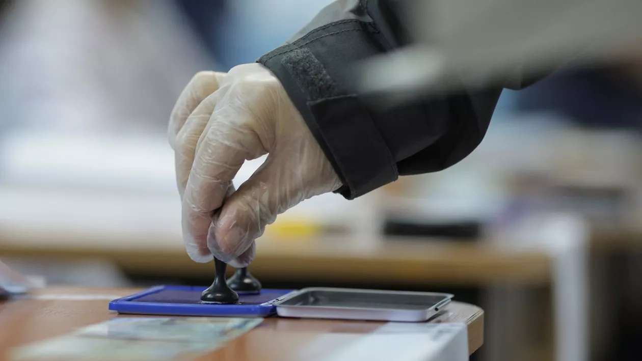 O persoană de 80 de ani a decedat în curtea unei secții de votare din Argeș. Bărbatul era cunoscut cu afecțiuni cardiace