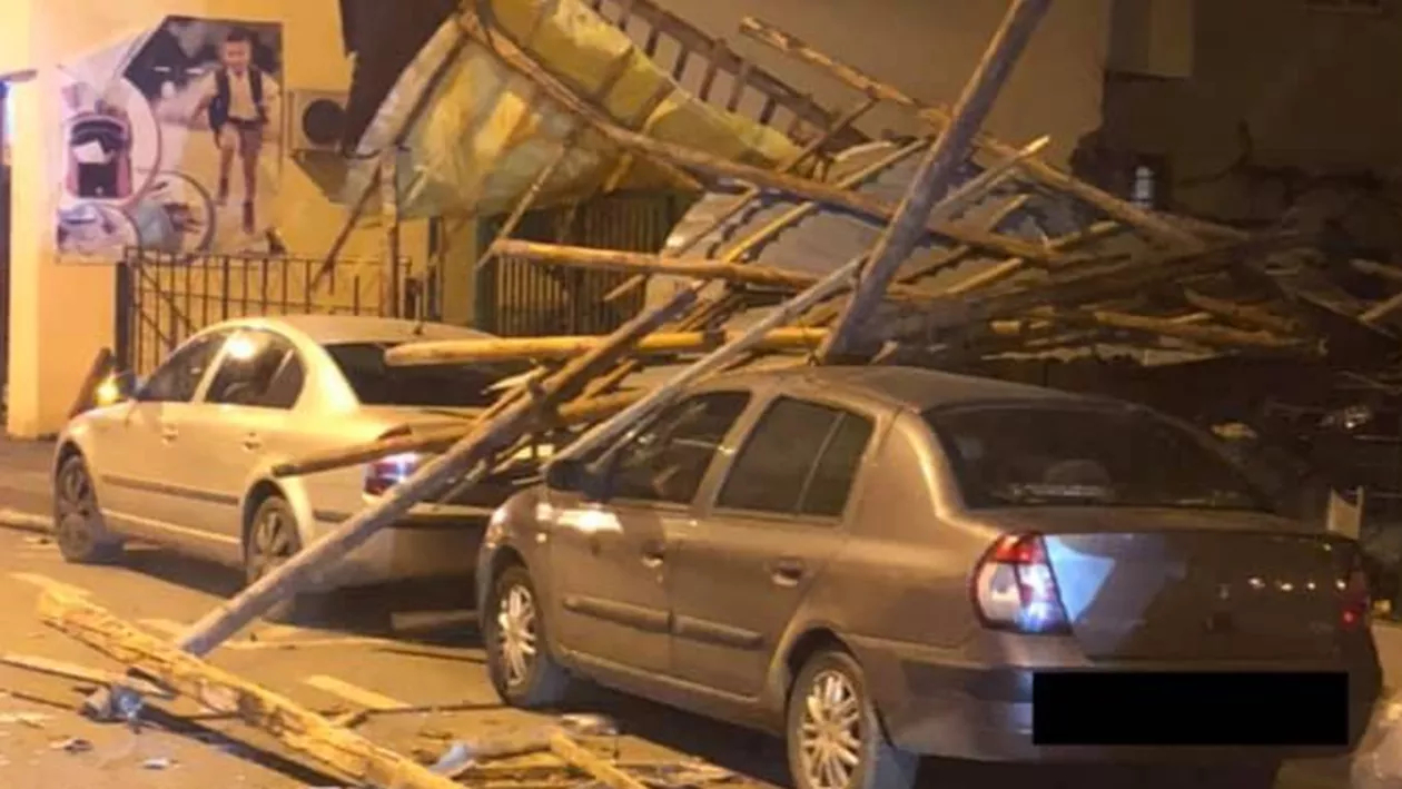 Acoperișul unui bloc din Sibiu s-a prăbușit peste mașini, din cauza vântului foarte puternic