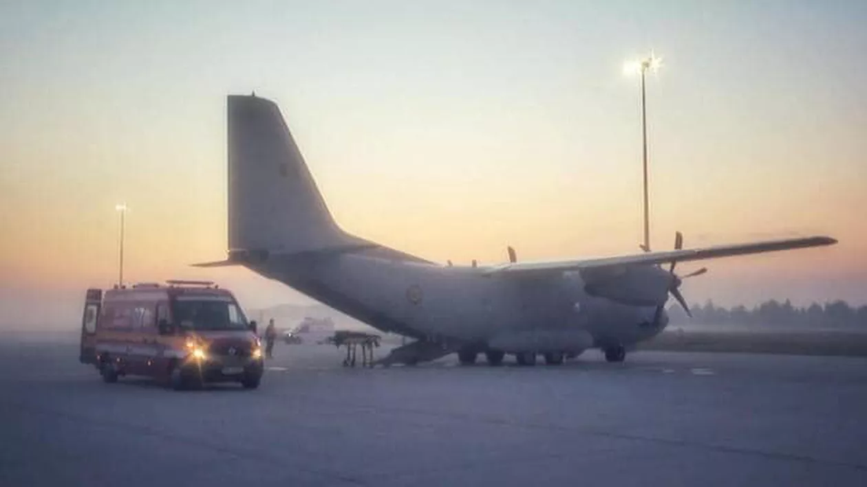 MApN: Patru pacienţi cu COVID-19, în stare gravă, transportaţi cu o aeronavă militară din Bucureşti în spitale din Moldova