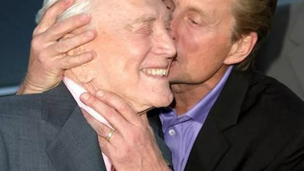 Celebrul actor Kirk Douglas ar fi împlinit vârsta de 104 ani. Petrecerile grandioase la care participa începând cu cea de-a 100-a aniversare