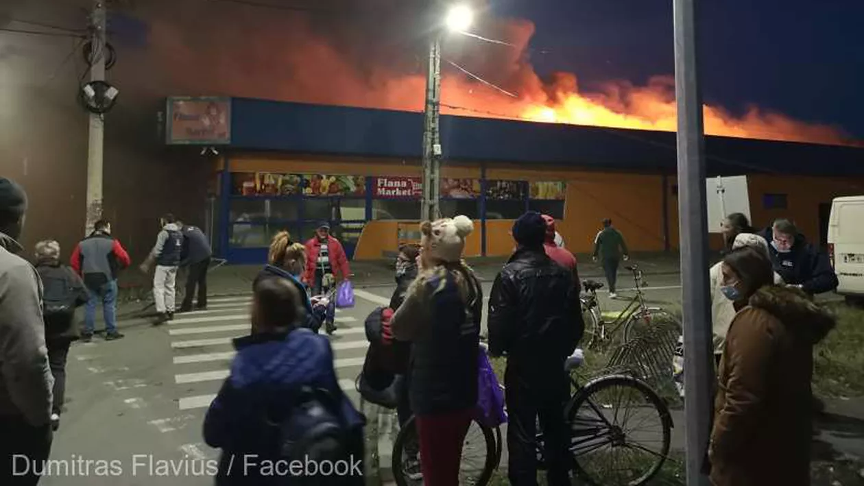 Incendiu puternic la un supermarket din Arad. Mai multe echipaje au intervenit pentru lichidarea flăcărilor