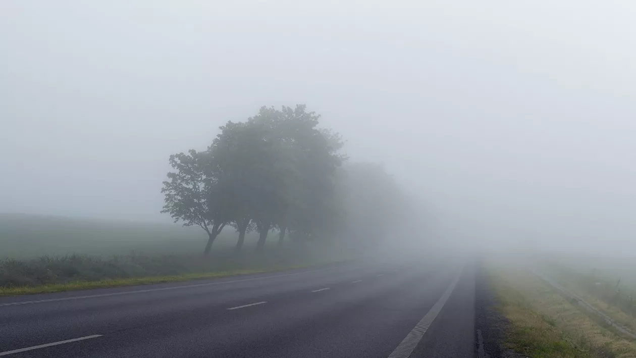 Cod galben de vreme rea, miercuri dimineață, în 12 județe: Care sunt zonele afectate de ceață, polei și intensificări ale vântului