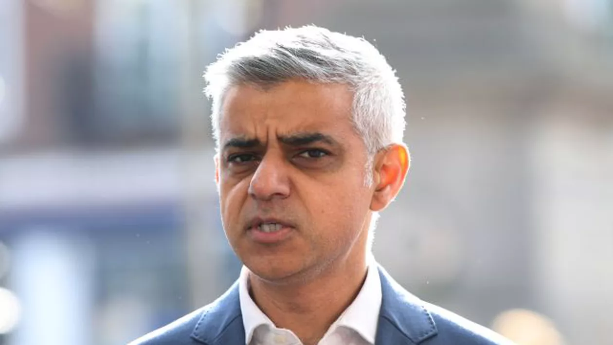 Primarul Londrei îi cere premierului Boris Johnson închiderea școlilor și a colegiilor