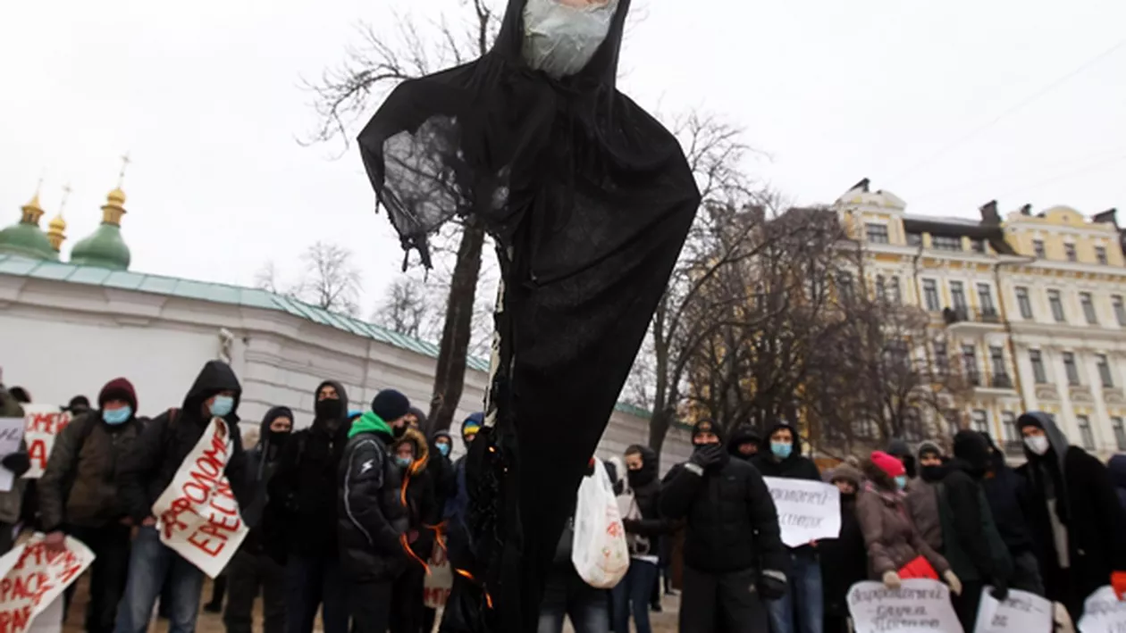 Manifestații anti-lockdown la Kiev. Ciocniri violente cu forțele de ordine (VIDEO)