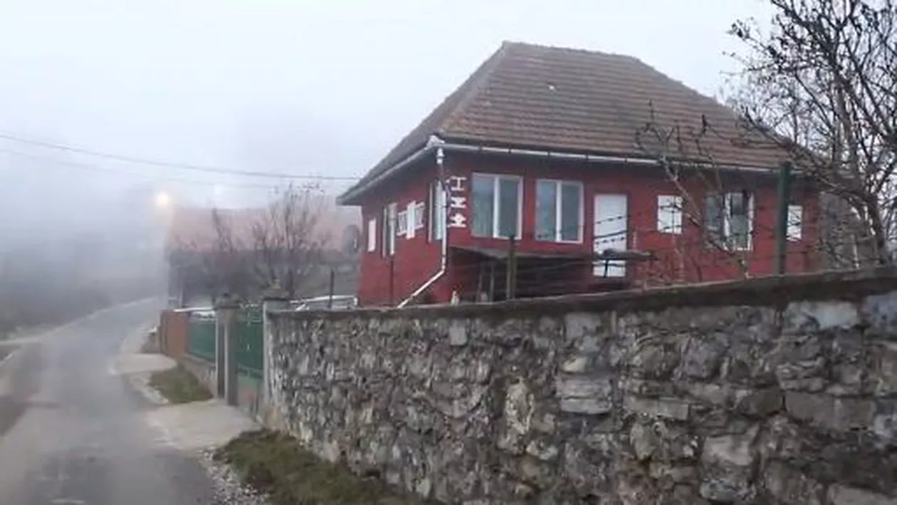 Satul din inima munţilor, cu şosea nouă şi iluminat modern, în care trăiesc mai puţin de 20 de oameni (VIDEO)