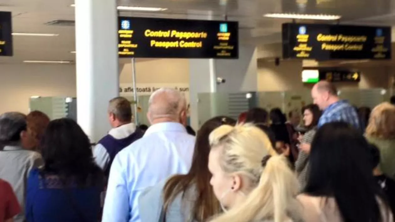 Cozi uriașe pe Aeroportul Henri Coandă. Românii au luat cu asalt ultimele zboruri dinspre Marea Britanie