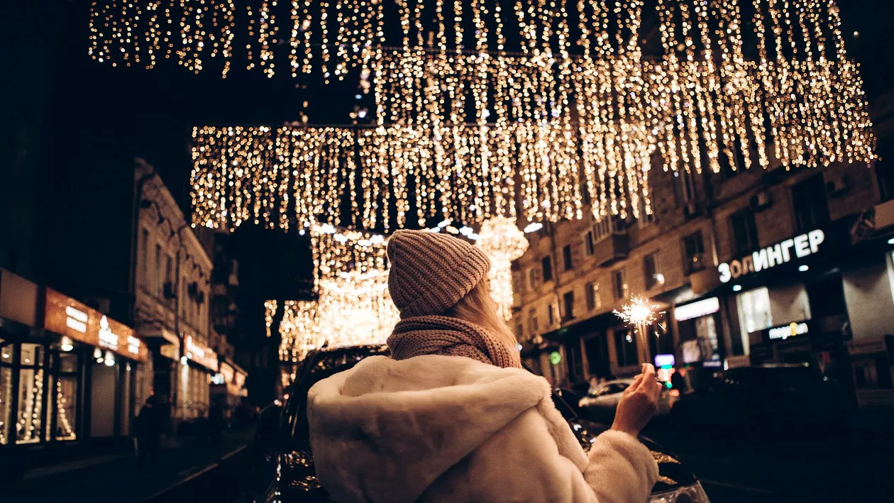 Sondaj. Cum petrec românii sărbătorile în pandemie. Care sunt cele mai dorite lucruri în acest an