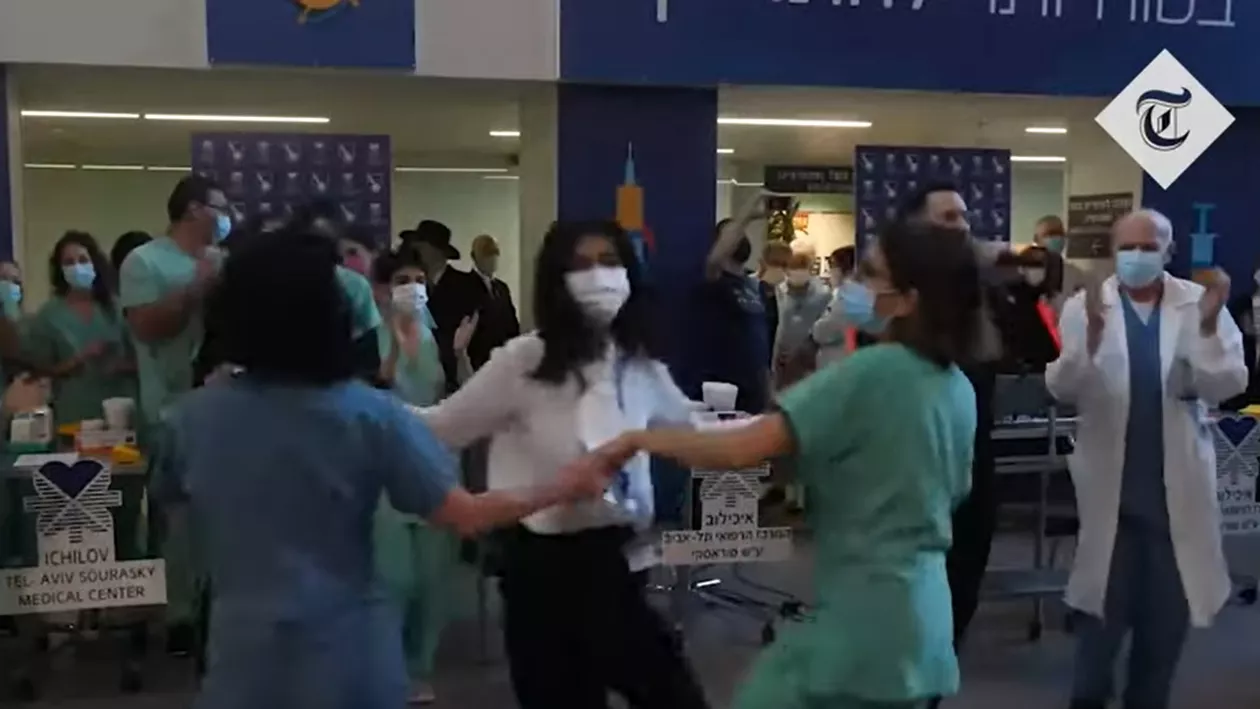După ce au primit vaccinul anti-COVID-19, medicii au încins hora veseliei. Imagini virale controversate (VIDEO)
