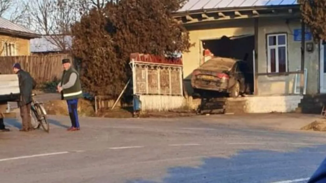 Accident spectaculos în județul Iași: A intrat cu mașina direct în primărie