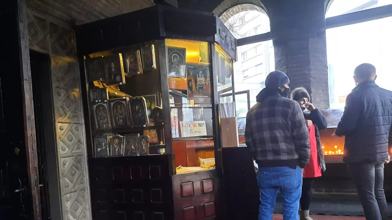 Injurii și amenințări în mijlocul bisericii. O femeie a fost agresată de soțul cu care se afla în divorț, într-un lăcaș de cult din Pitești