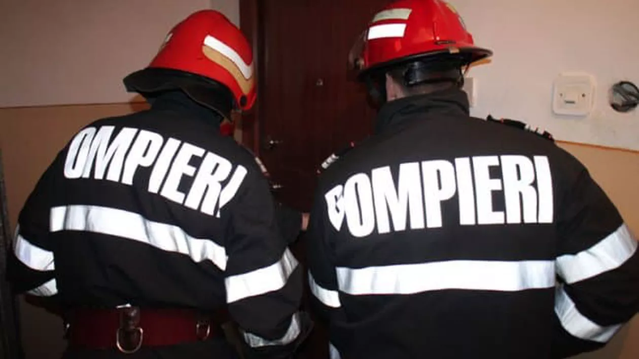 Pompierii din Bârlad, eroi în prima zi din noul an. Cum au fost salvați doi copii în vârstă de 2 ani, blocați într-un apartament de la etajul 4