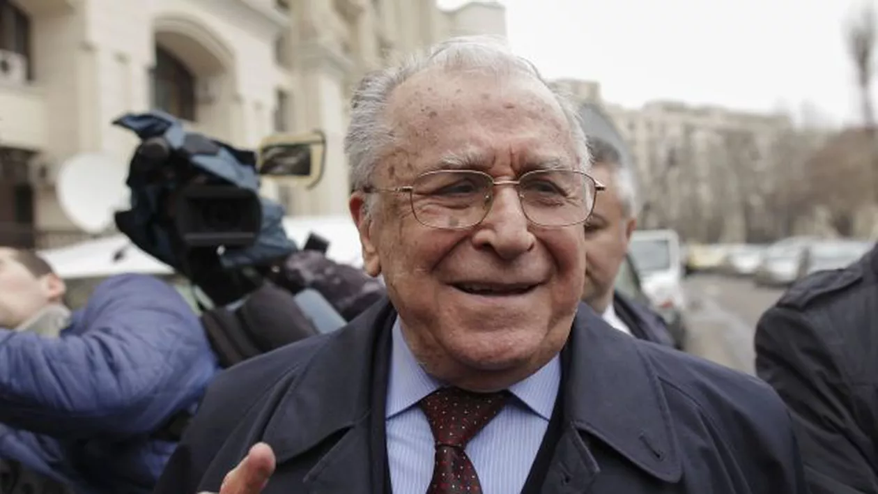 Incident în fața locuinței lui Ion Iliescu: Un protestatar a scandat minute în șir la poarta fostului președinte. Polițiștii au intervenit și au calmat spiritele (VIDEO)