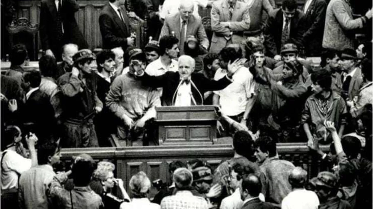 Imaginea cu Ion Rațiu, încercând să potolească hoardele de mineri care au luat cu asalt Casa Poporului în timpul mineriadei din 1991, virală în contextul haosului din SUA