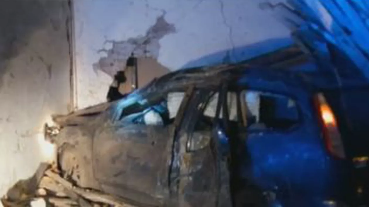 Craiova: Un bărbat a făcut accident cu mașina pe care a furat-o. S-a înfipt cu autoturismul în zidul unei case (VIDEO)