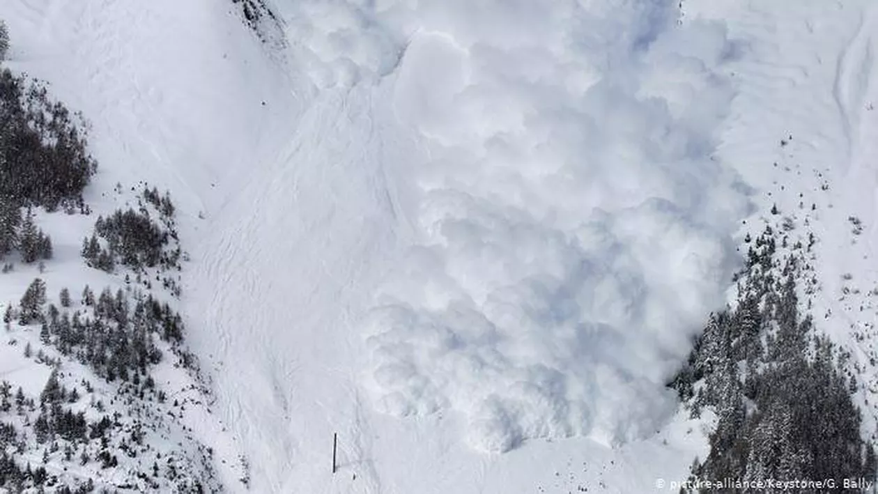 Risc de avalanșă la munte. Noul strat de zăpadă este instabil și se poate desprinde în orice moment