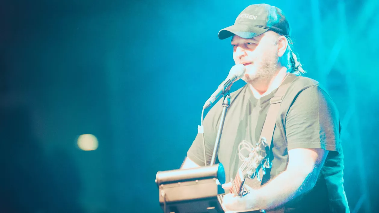 Victor Socaciu împlinește 68 de ani. Mărturisiri inedite făcute de artist în biografia sa: „De câte ori făceam un pocinog, ne tundea pe toți”