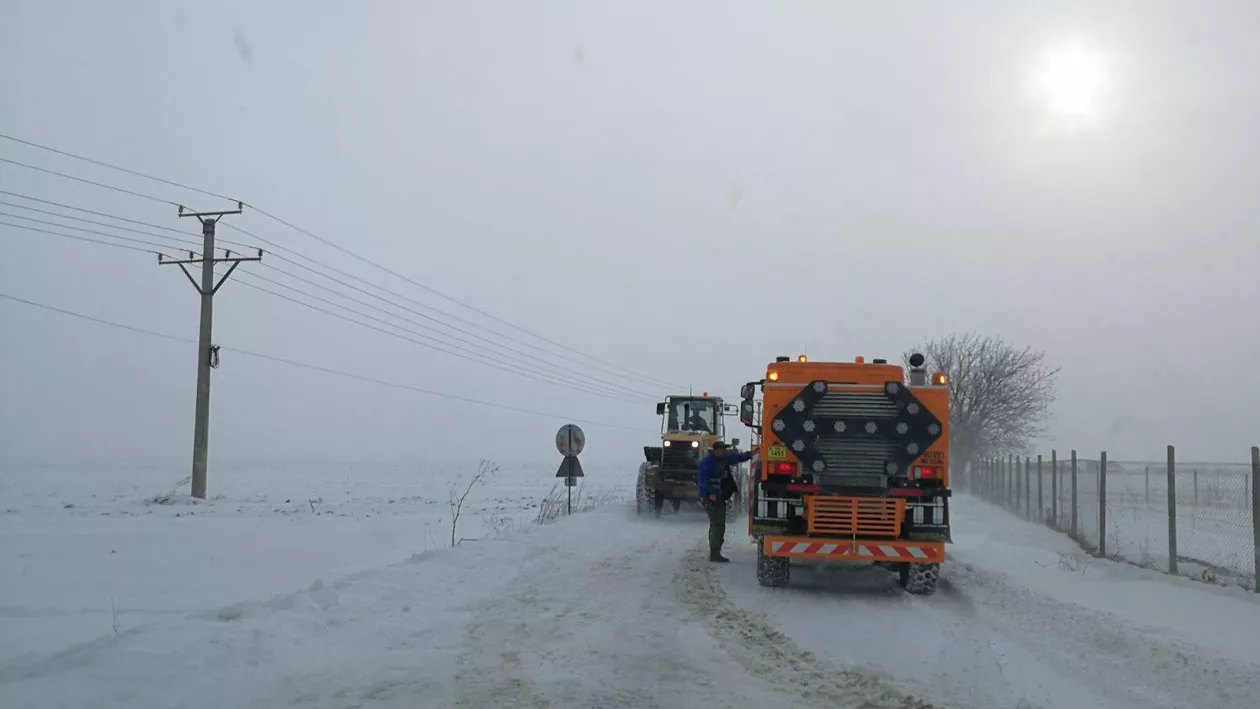 Drumarii CNAIR au acționat pe rețeaua de drumuri și autostrăzi cu 927 de utilaje și au împrăștiat circa 5.669 de tone de material antiderapant, marți seară și în timpul nopții (VIDEO)