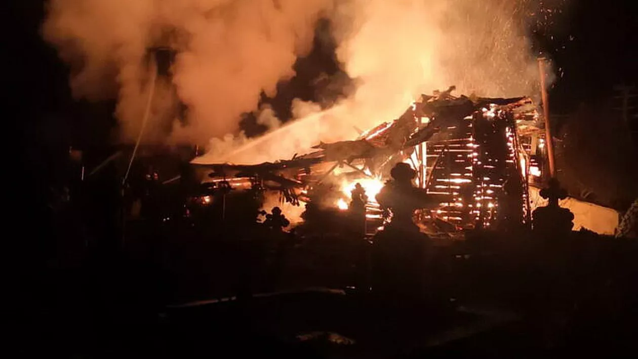 Suceava: Biserica de lemn din Brodina de Sus, mistuită din temelii de un incendiu puternic (VIDEO)