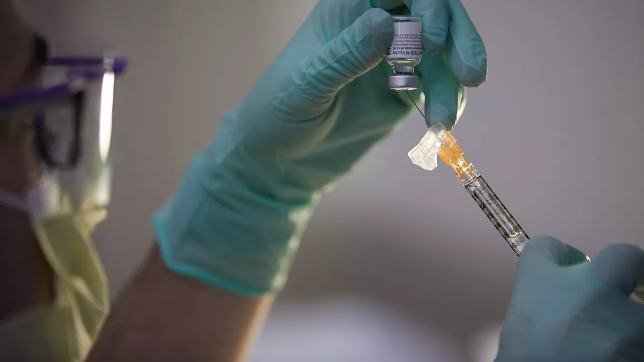 Datele inițiale din Israel arată că prima doză din vaccinul de la Pfizer și BioNTech reduce infectările cu 50% după 14 zile