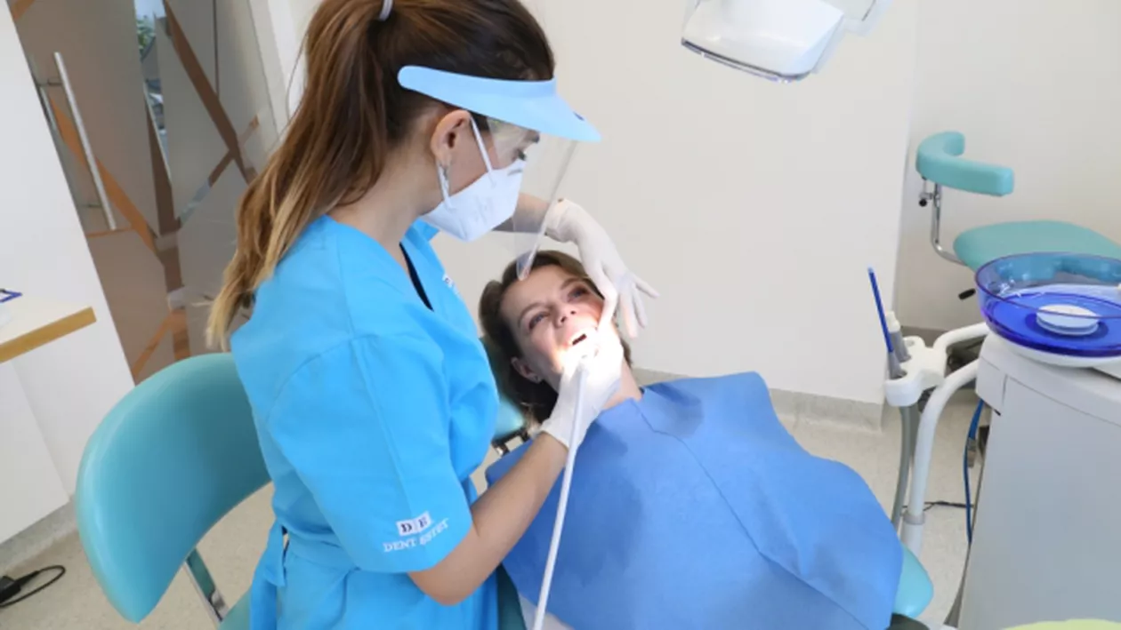 Cum afectează Covid-19 sănătatea dentară. 5 simptome provocate de SARS-CoV-2