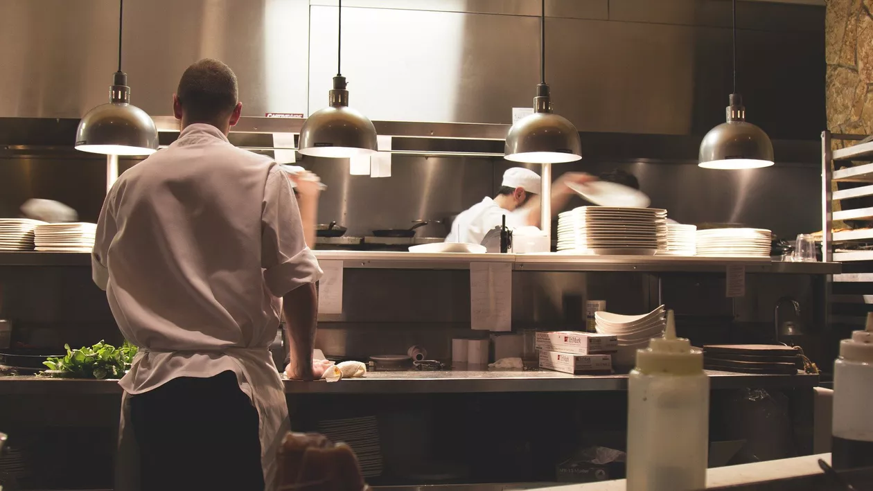 Câteva restaurante din Roma au sfidat restricțiile. Unul dintre patroni spune că e „un protest politicos”: „Vom accepta amenda, dar vom ține deschis și nu vom mai închide”