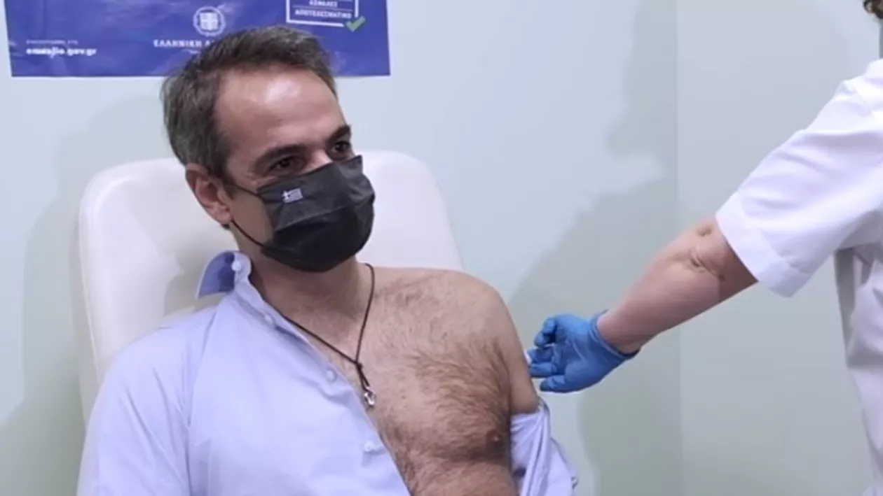 Premierul Greciei, vaccinat anti-COVID-19 cu a doua doză. Kyriakos Mitsotakis a stat dezbrăcat pe jumătate pentru administrarea serului (VIDEO)