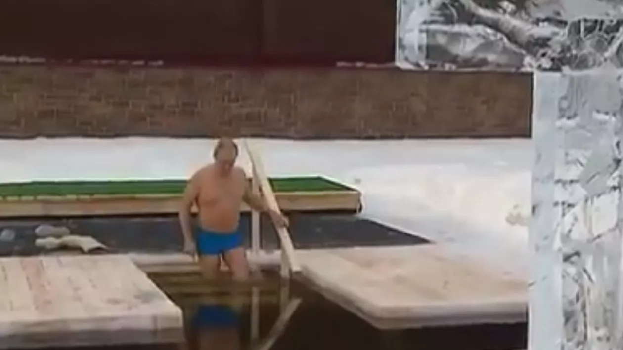 Vladimir Putin, baie într-o piscină cu apă rece ca gheața, de Bobotează (VIDEO)