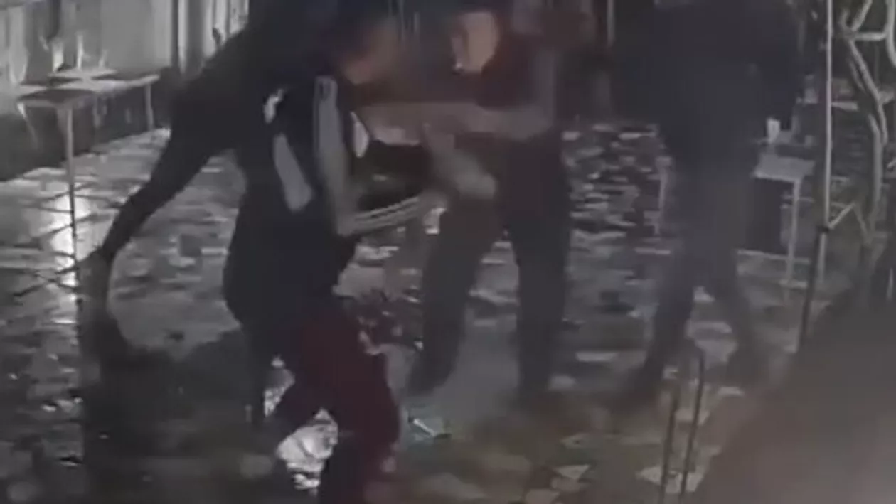 Scene de o violență extremă într-un bar din județul Olt. Un bărbat a fost lovit cu o rangă până n-a mai mișcat (VIDEO)
