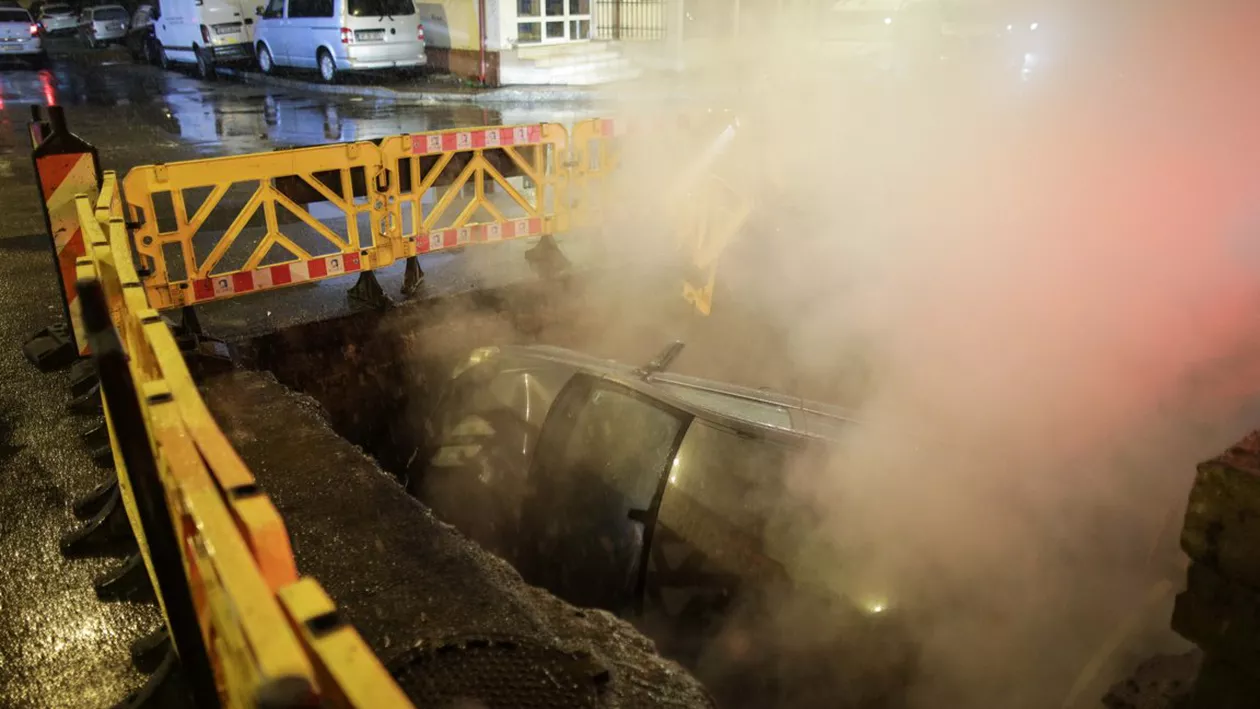 Accident neobișnuit în Capitală: O mașină a căzut într-o groapă. Din cauza aburului din zonă, șoferița nu a văzut semnalizarea (FOTO)