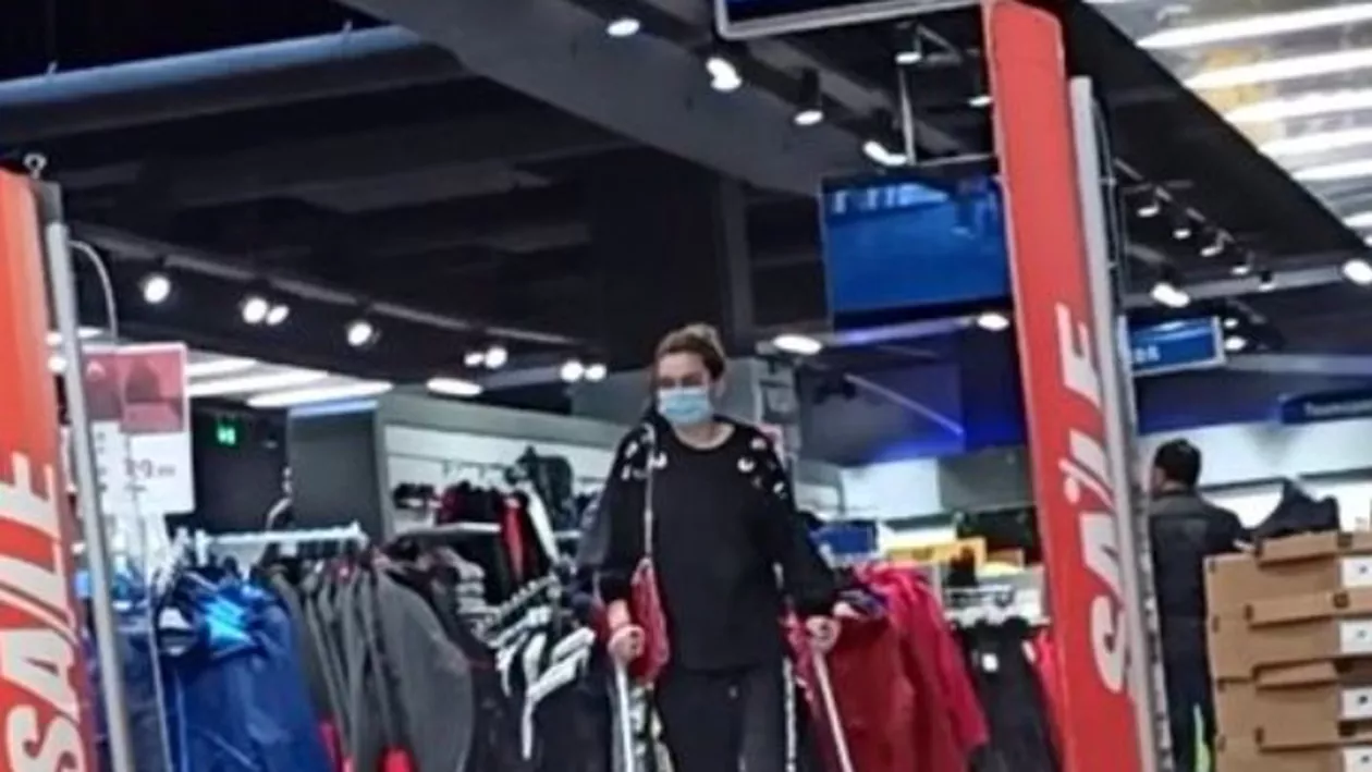 Ioana Boureanu, în cârje, într-un mall din Capitală. Ce a pățit fiica lui Cristian Boureanu