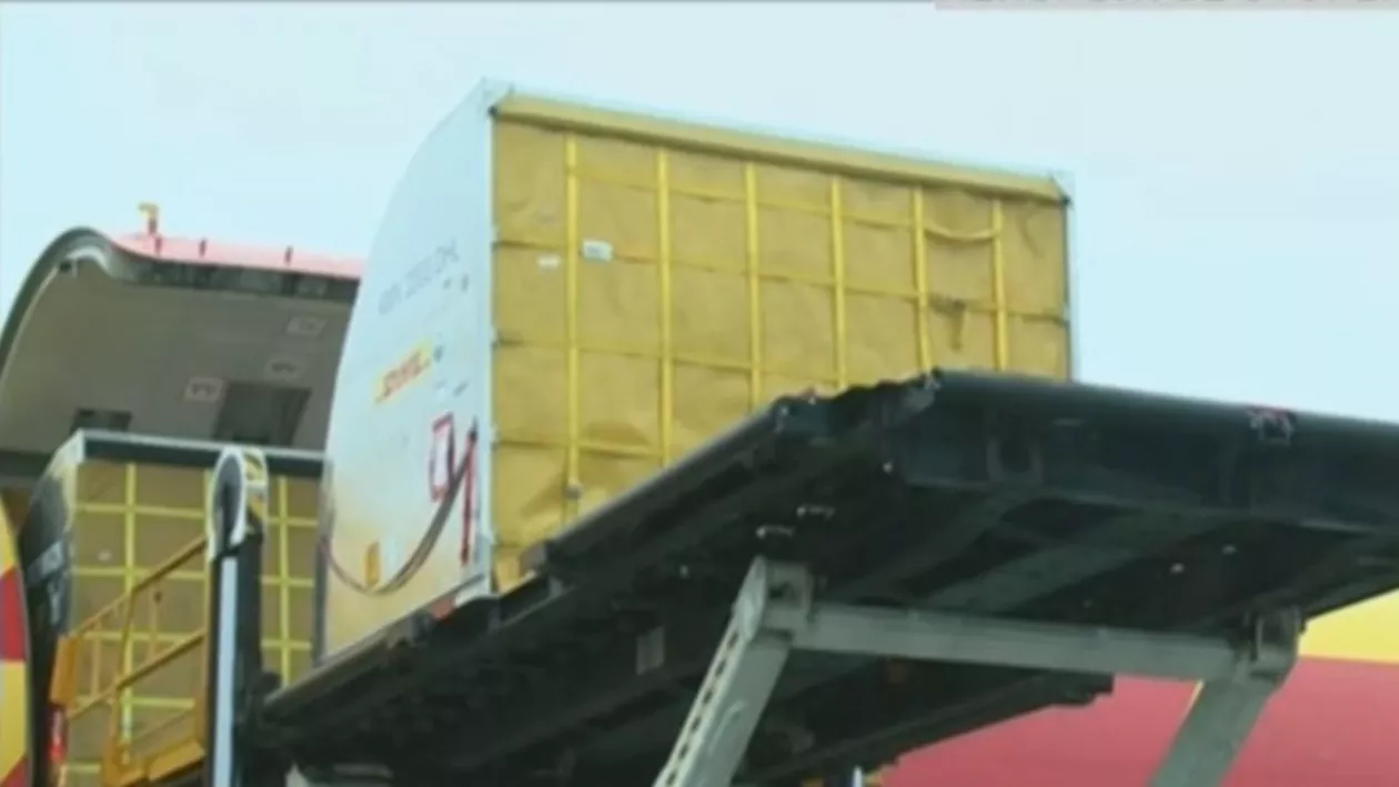 A șaptea tranșă de vaccinuri anti-COVID de la Pfizer a ajuns în România. Cum vor fi repartizate cele 163.800 de doze în centrele din București și din țară (VIDEO)