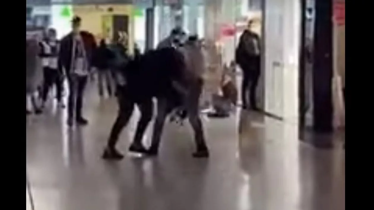Bătaie între mai mulți bărbați, într-un centru comercial din Craiova. Un tânăr a ajuns la spital (VIDEO)