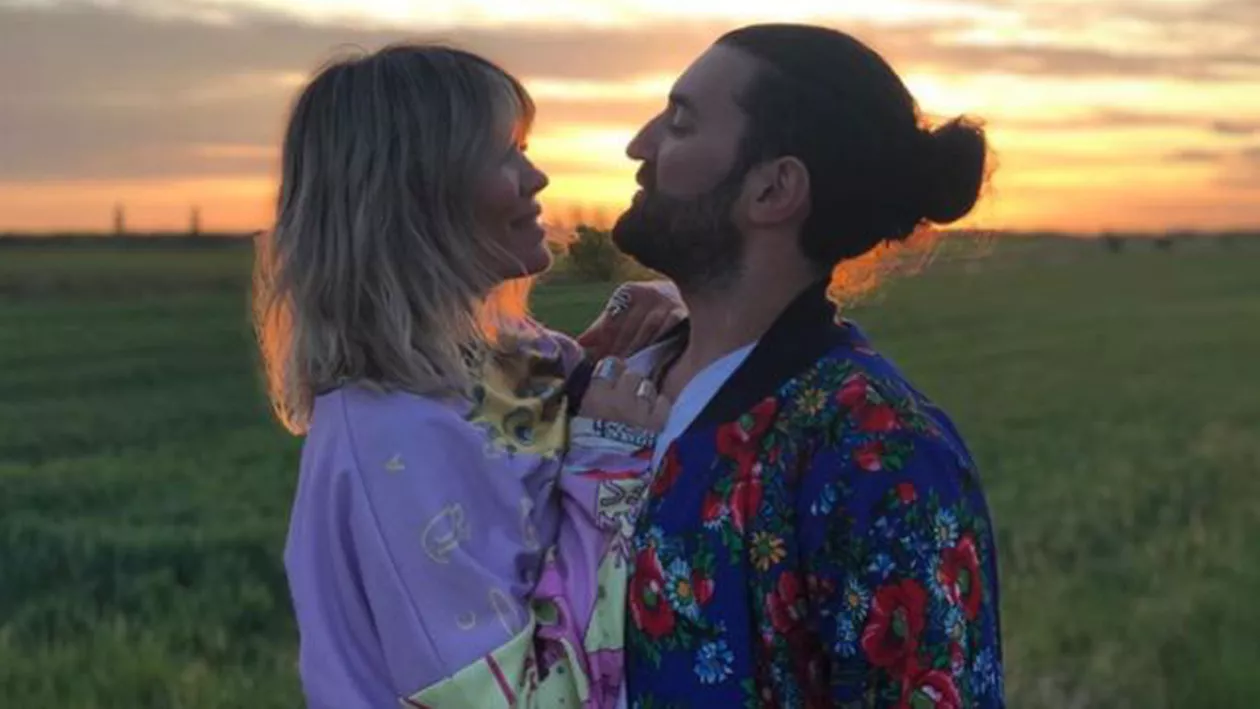 Smiley, în cea mai emoționantă ipostază. Cum arată fotografia de cuplu pe care artistul a postat-o pe Instagram: Dimineața cu fetele mele (FOTO)