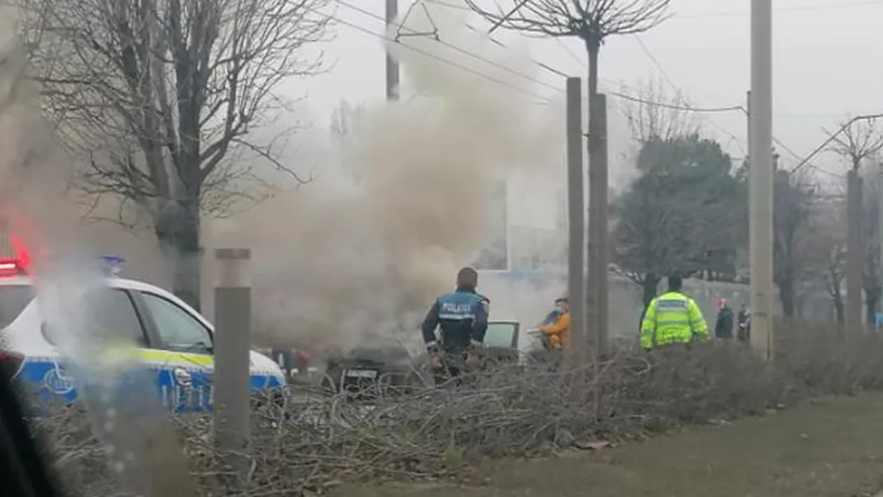 Autoturism cuprins de flăcări, în Capitală. Circulația rutieră este restricționată