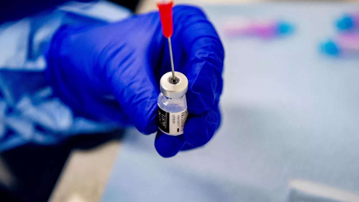 Ministerul Sănătăţii anunță ce trebuie să facem înainte și după vaccinare. Dacă beți 1-3 unități de alcool, nu amânați și mergeți să vă vaccinați