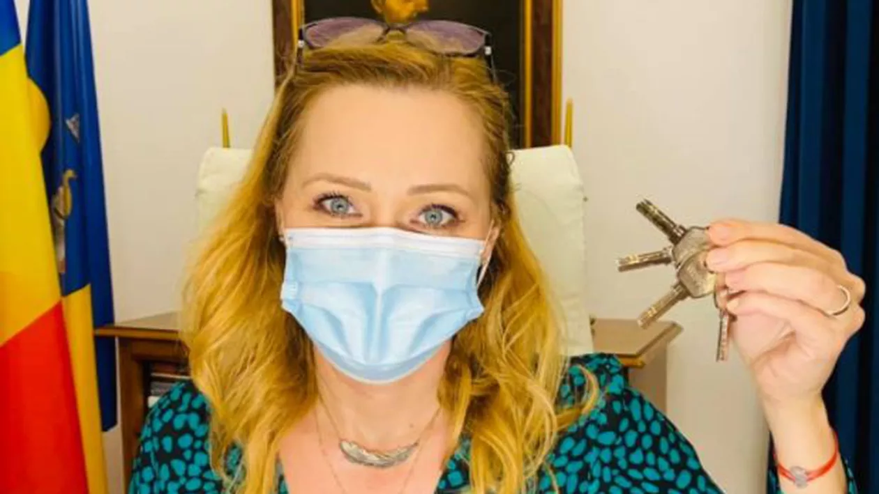 Elena Lasconi a schimbat încuietoarea de la casa de oaspeţi a Primăriei Câmpulung: Imobilul era folosit, de fapt, de oameni de-ai locului. Spre dezamăgirea lor, acum e altă yală (FOTO)