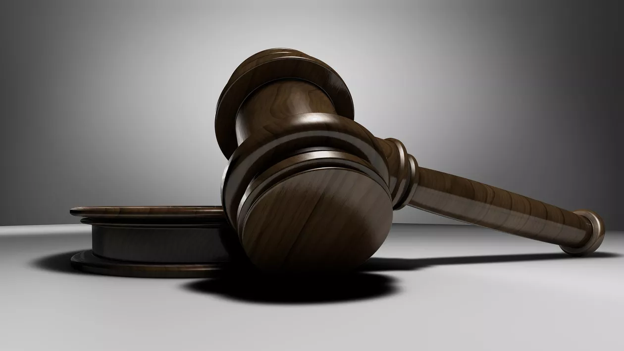 O judecătoare a înlocuit arestul preventiv cu arestul la domiciliu în cazul unui suspect de viol asupra unei minore sechestrate. Cum și-a motivat decizia: „Nu au existat ieșiri în stradă, proteste în presă”