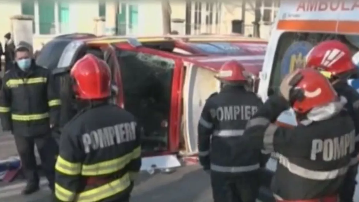 Accident tragic pe străzile din Brăila. O ambulanță a fost răsturnată pe carosabil, după ce o femeie nu i-a acordat prioritate (VIDEO)