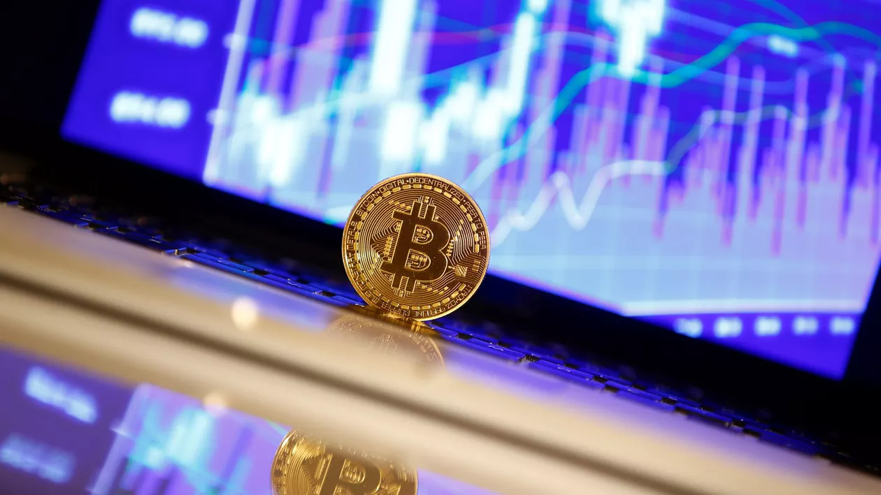 Bitcoin a depăşit pentru prima oară 50.000 de dolari pe unitate, pe măsură ce companiile majore intră în cripto