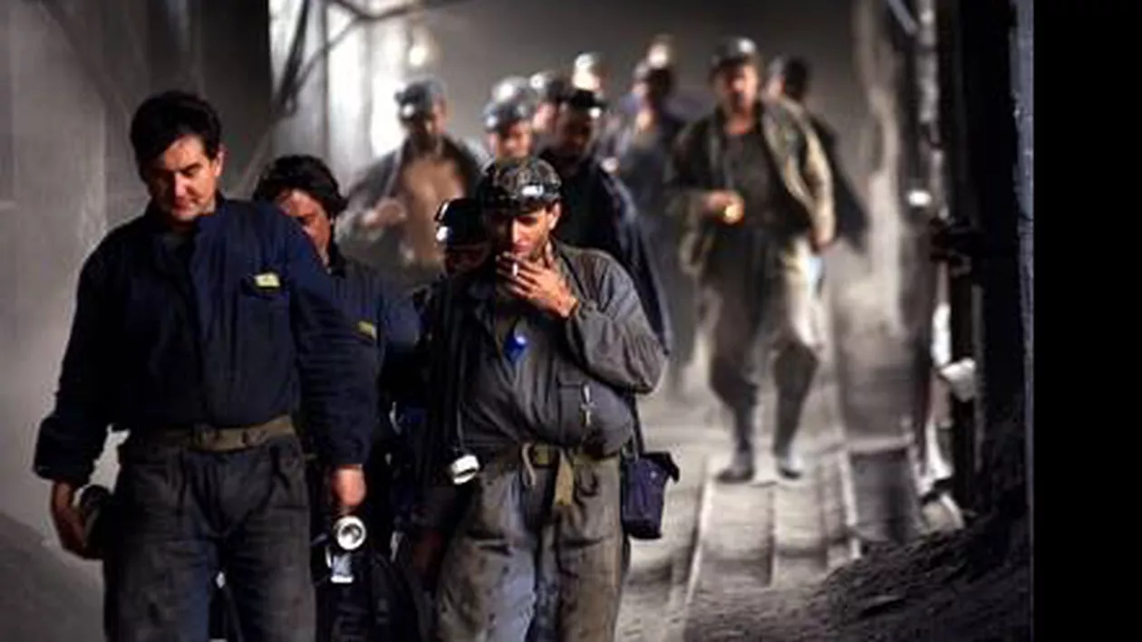 Peste 100 de mineri din Valea Jiului refuză să iasă din subteran, din cauza întârzierilor salariale