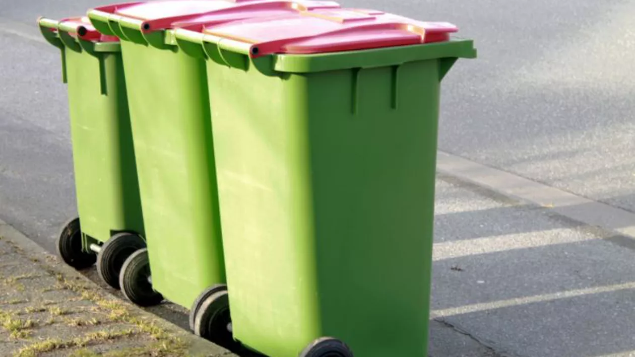 Târgu Mureș: O femeie a fost surprinsă în timp ce căra cadavrul unui bărbat cu un tomberon