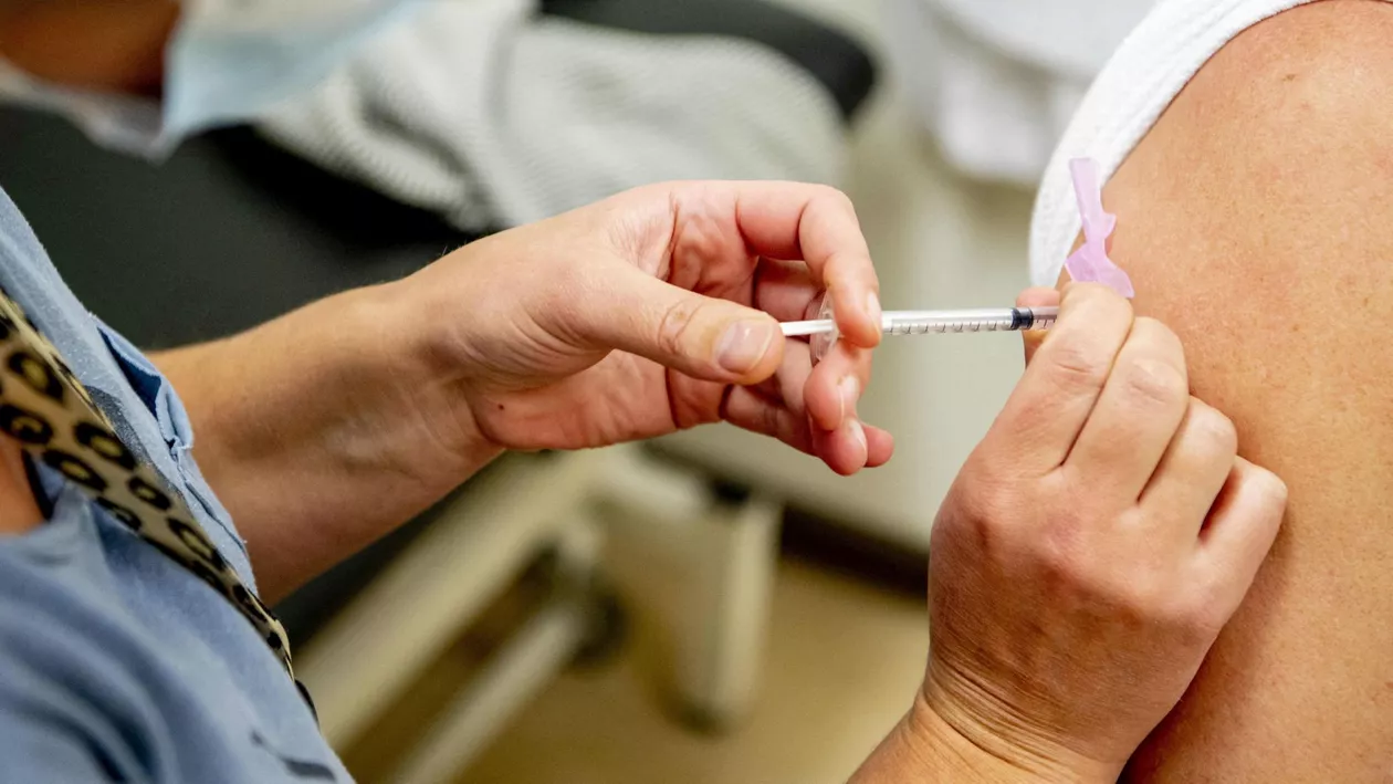 CNCAV: Încă 38.128 de persoane, vaccinate anti-COVID-19 / S-au înregistrat 244 de reacţii adverse în ultima zi. Sunt consemnate 3.744 în total, adică 2,83 la 1.000 de doze administrate